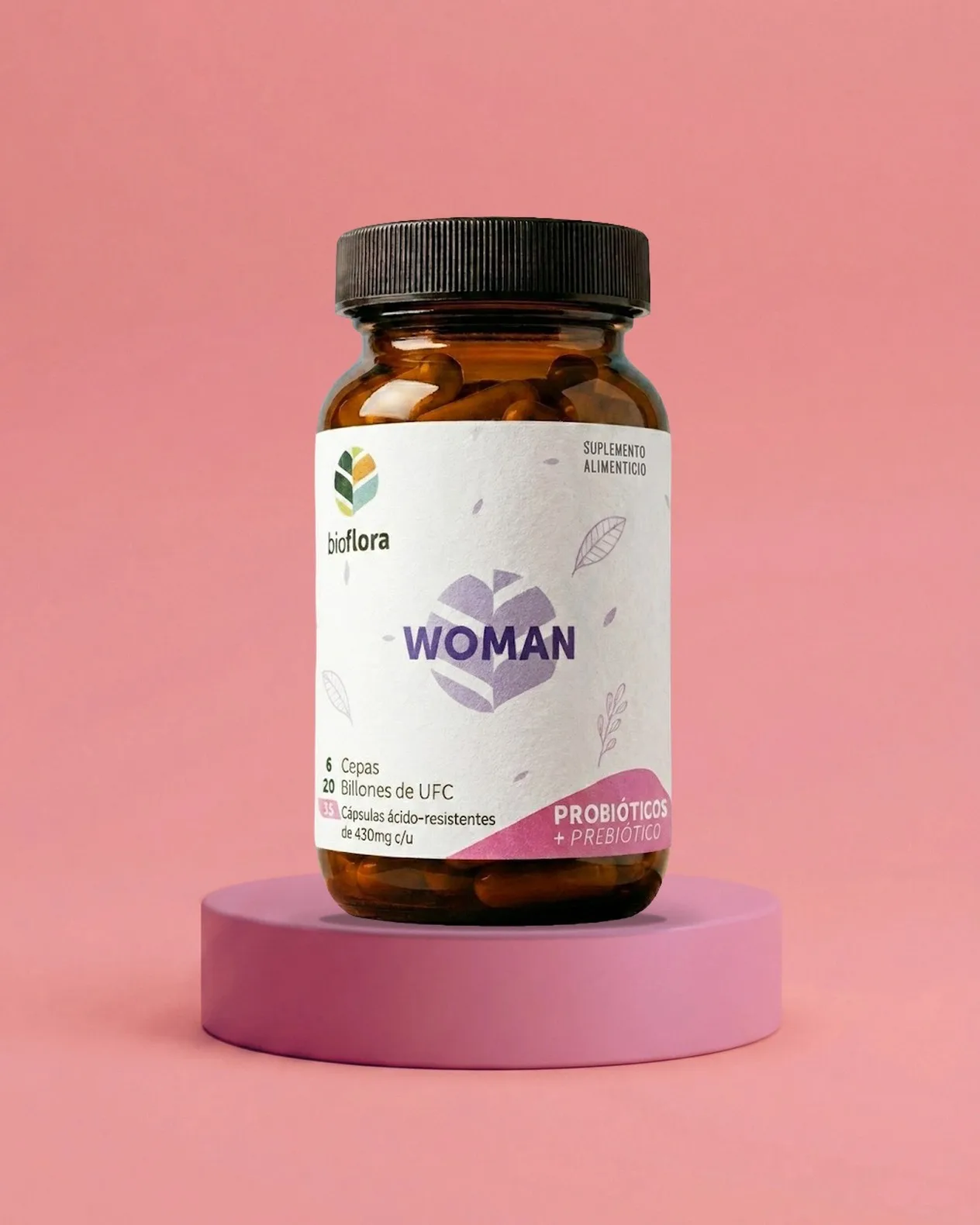 Frasco de Bioflora Woman sobre un podio; en la etiqueta, el nombre en lila sobre su flor y la banda rosa abajo.