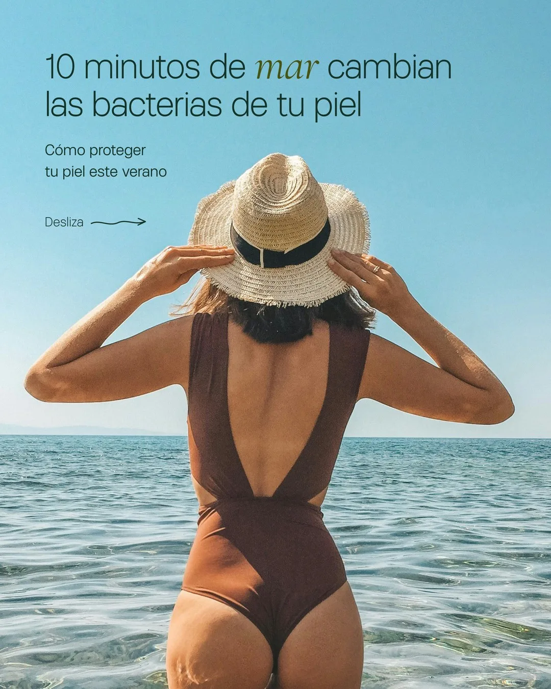 Portada de carrusel: una mujer de espaldas frente al mar, con sombrero de paja y traje de baño café, y el texto «10 minutos de mar cambian las bacterias de tu piel».