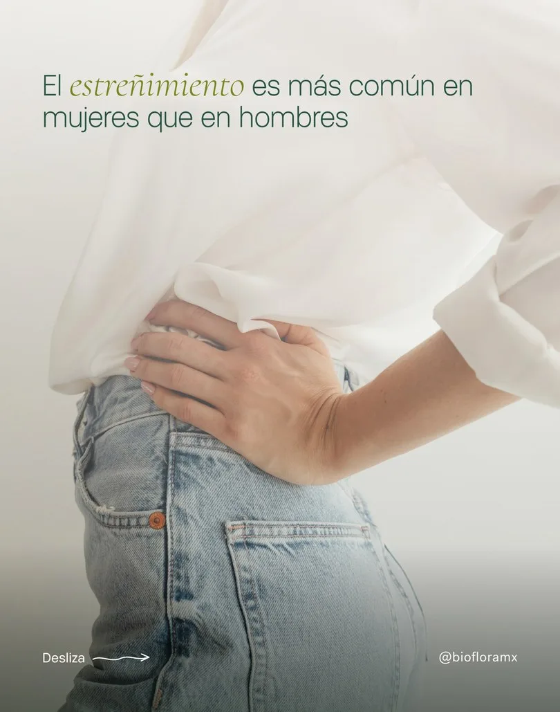 Una mujer con la mano en el costado y el texto «El estreñimiento es más común en mujeres que en hombres».