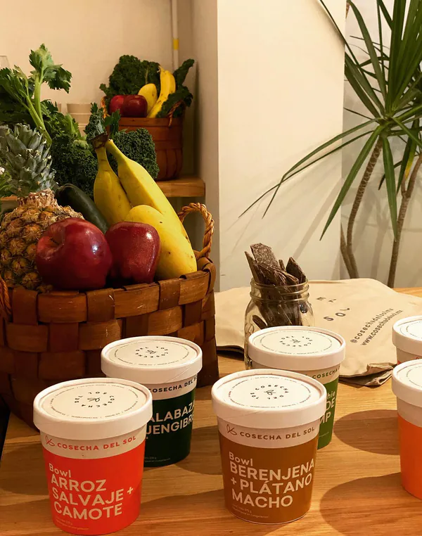 Empaques de Cosecha del Sol entre frutas y verduras.
