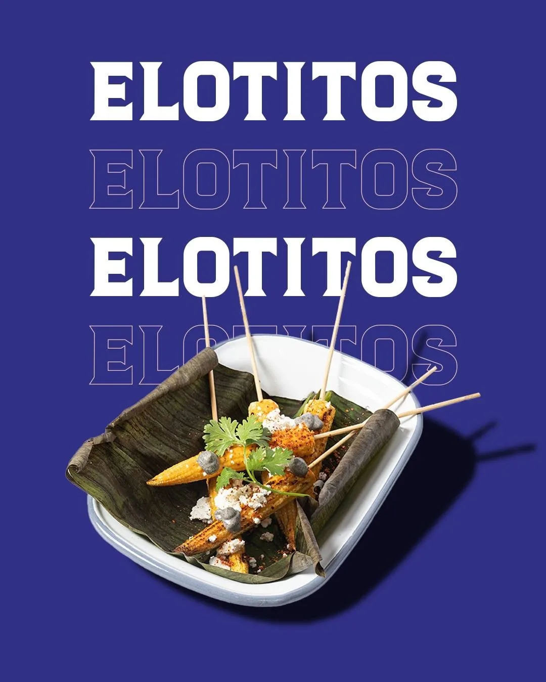 Publicación de Instagram sobre azul marino con “ELOTITOS” cuatro veces, alternando letra blanca rellena y letra de solo contorno, sobre un plato de elotes.