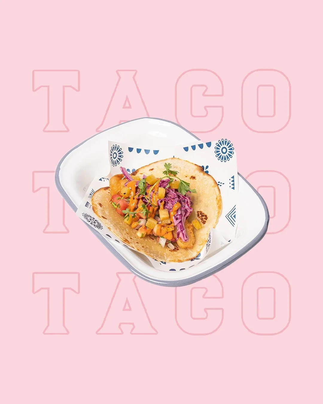 Publicación de Instagram sobre rosa con “TACO” tres veces en letra de contorno rosa y, al centro, un taco en un plato de peltre con el papel de la marca.