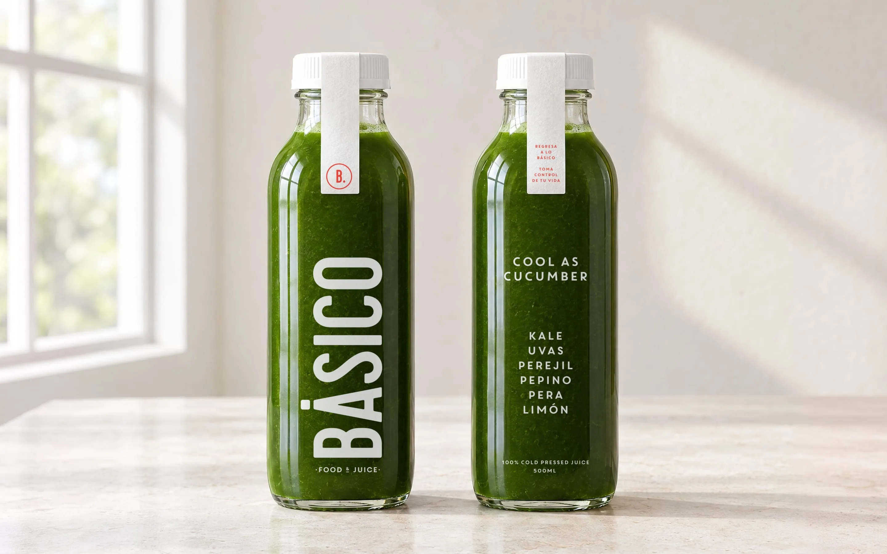 Dos botellas de jugo verde de Básico, una de frente y otra de espaldas: al frente, BÁSICO en vertical y la B. roja en el cuello; atrás, el nombre del jugo, sus ingredientes, el lema y «Toma control de tu vida».