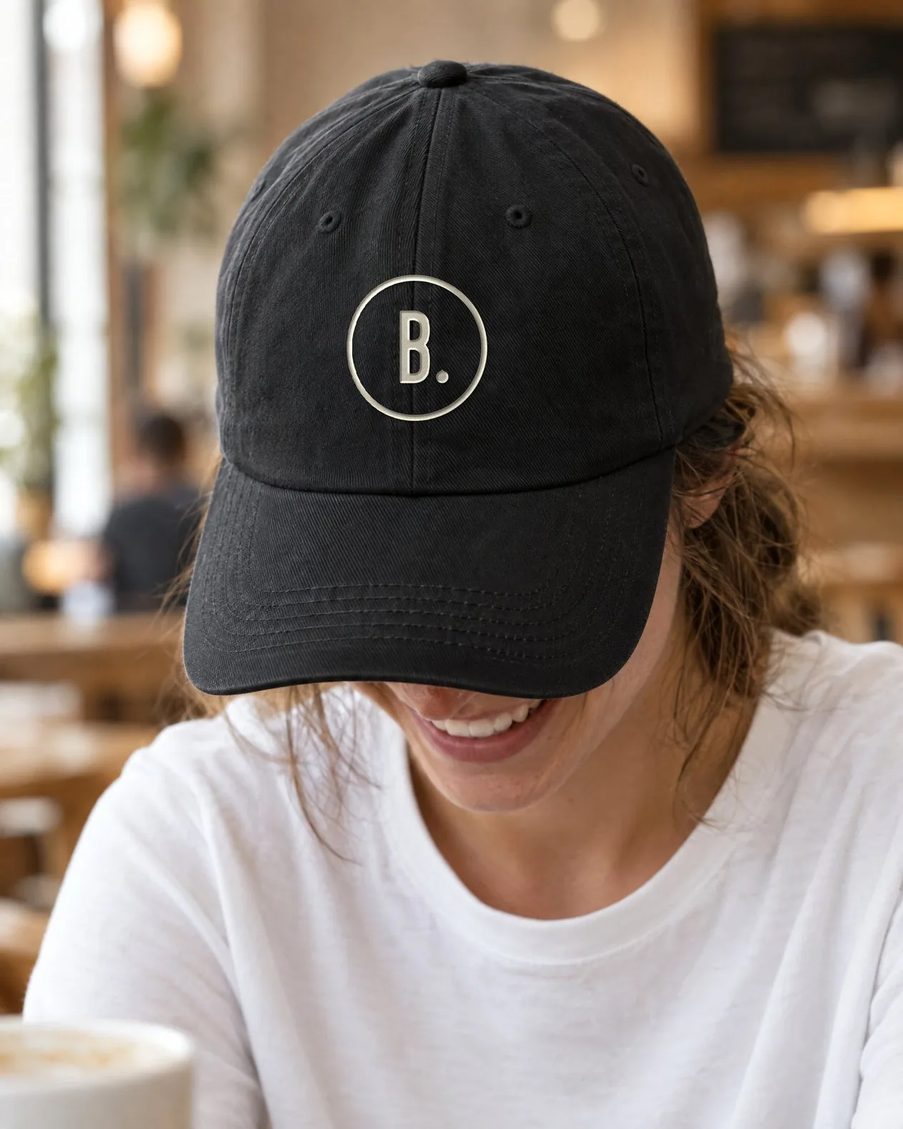 Gorra negra con la B. de Básico bordada al frente.